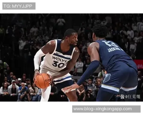 爱德华兹谈与兰德尔的默契配合新赛季展现更多精彩瞬间